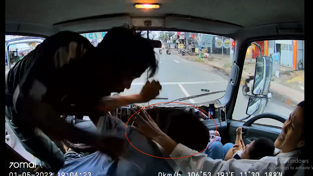 Cảnh tài xế xe tải bị đánh (ảnh cắt từ video)