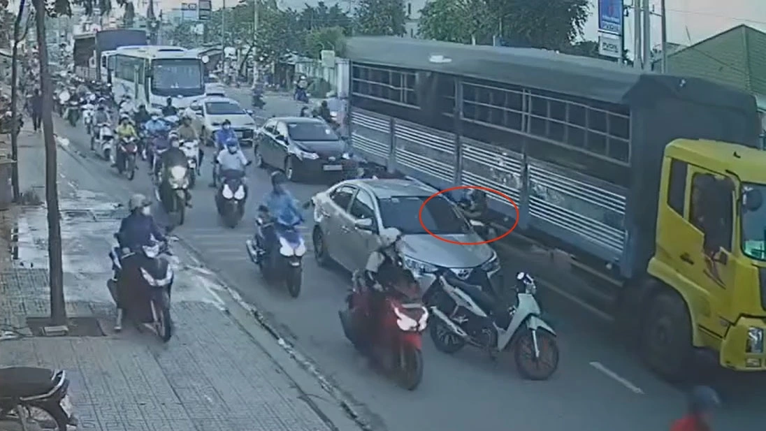 Nam thanh niên đi xe máy dừng xe và lao vào đánh tài xế ô tô  (ảnh cắt từ video chia sẻ MXH)