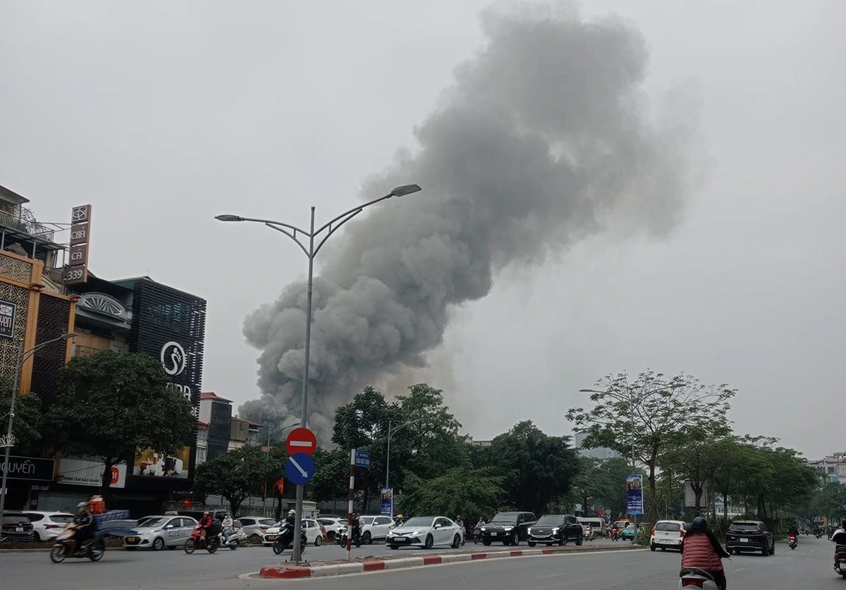 Vụ cháy tạo thành cột khói cao hàng chục mét