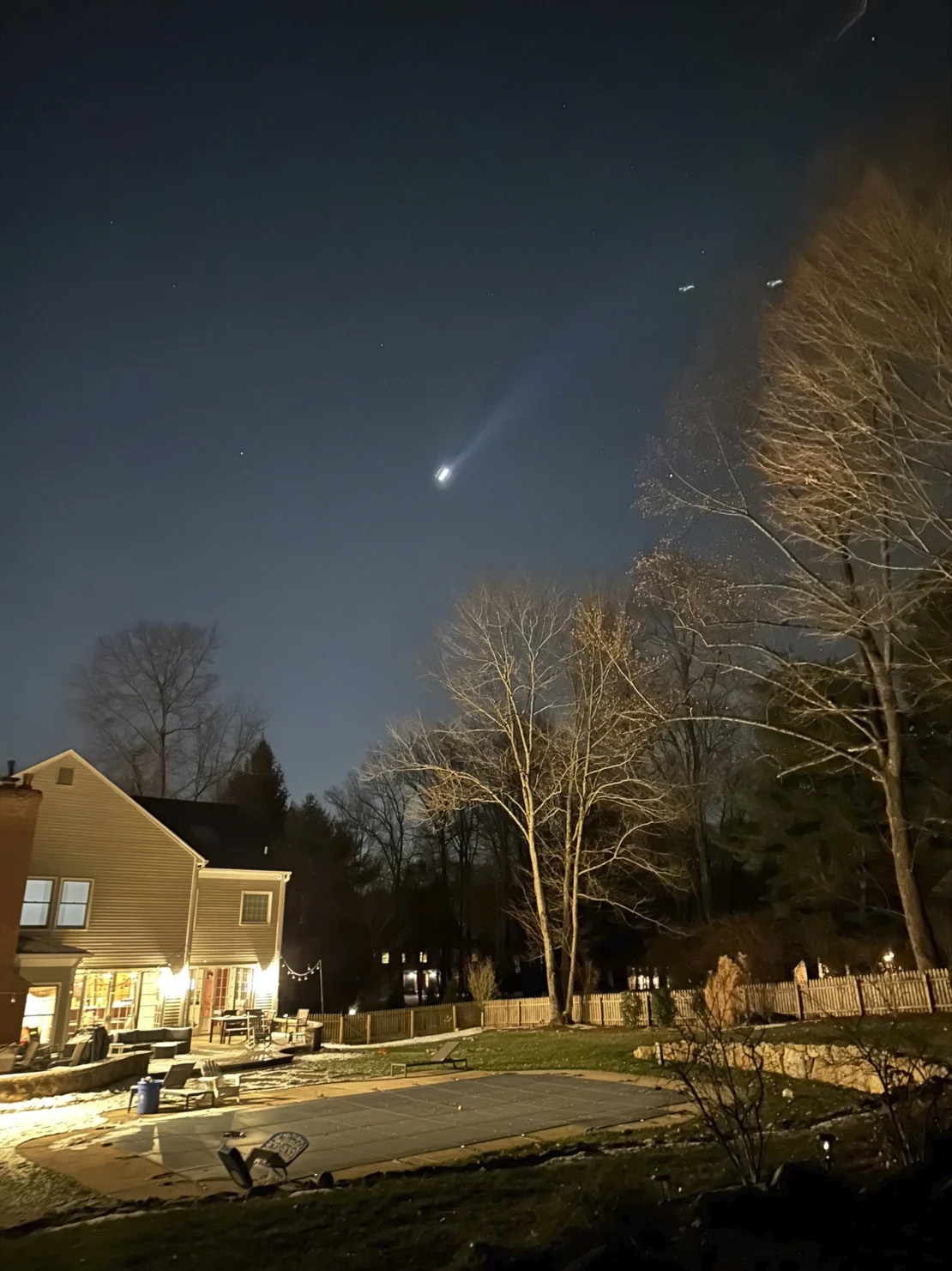 Nhiều UAV xuất hiện trên bầu trời Bernardsville, New Jersey, ngày 5/12/2024. Ảnh: CNN