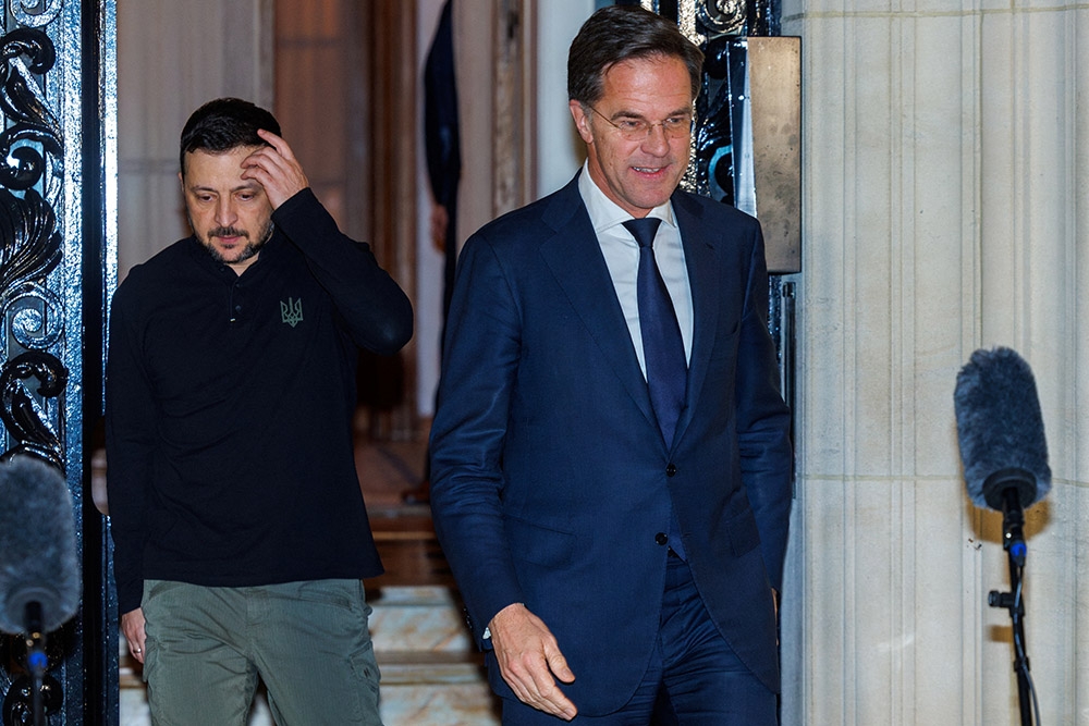 Tổng thống Ukraine Volodymyr Zelensky và Tổng thư ký NATO Mark Rutte. Ảnh: Reuters