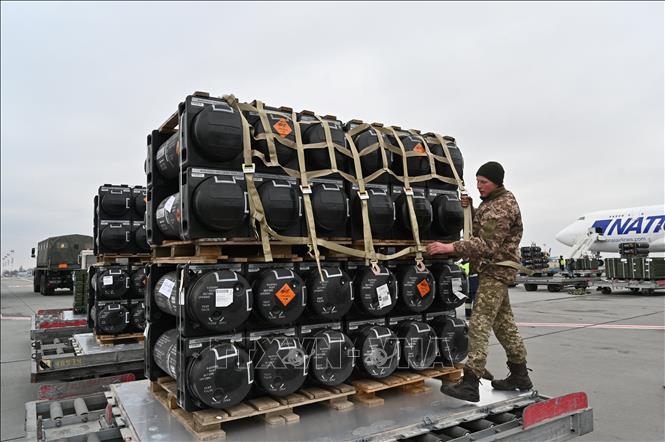 Lô tên lửa Javelins do Mỹ viện trợ được chuyển tới sân bay ở Kiev, Ukraine ngày 11/2/2022. Ảnh: AFP/TTXVN