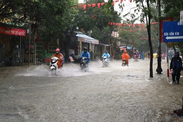 Yêu cầu các tỉnh, thành phố miền Trung và Nam Trung Bộ ứng phó với mưa lớn