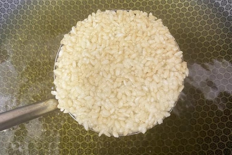 Rán trên lửa nhỏ để cơm chín hai mặt. (Ảnh: Xiachufang)