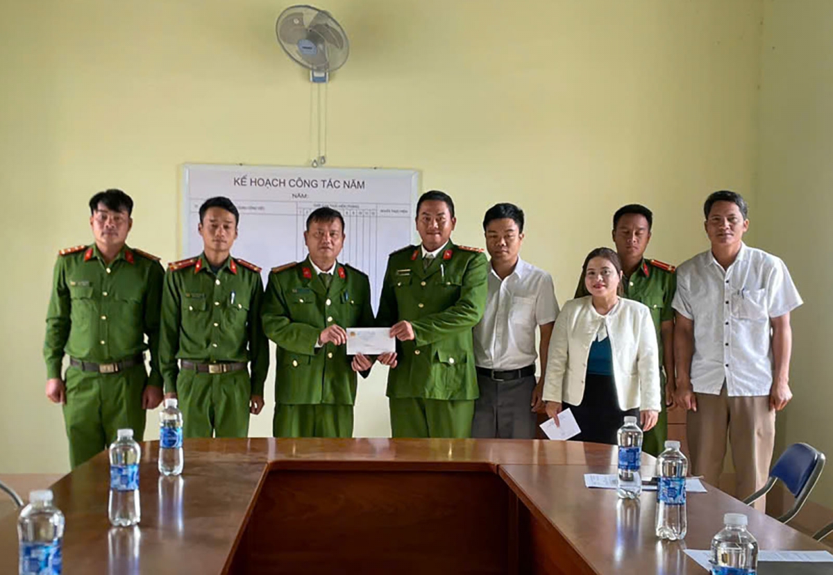 Ủy ban nhân dân huyện Tu Mơ Rông thưởng nóng lực lượng Công an xã Đăk Rơ Rông.