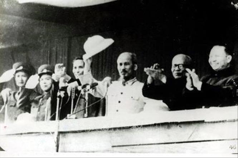 Chủ tịch Hồ Chí Minh (giữa), Đại tướng Võ Nguyên Giáp (thứ 2 từ trái sang) cùng các vị lãnh đạo Đảng và Nhà nước ra mắt quốc dân đồng bào trong buổi lễ tại quảng trường Ba Đình ngày 1/1/1955. (Ảnh: TTXVN)