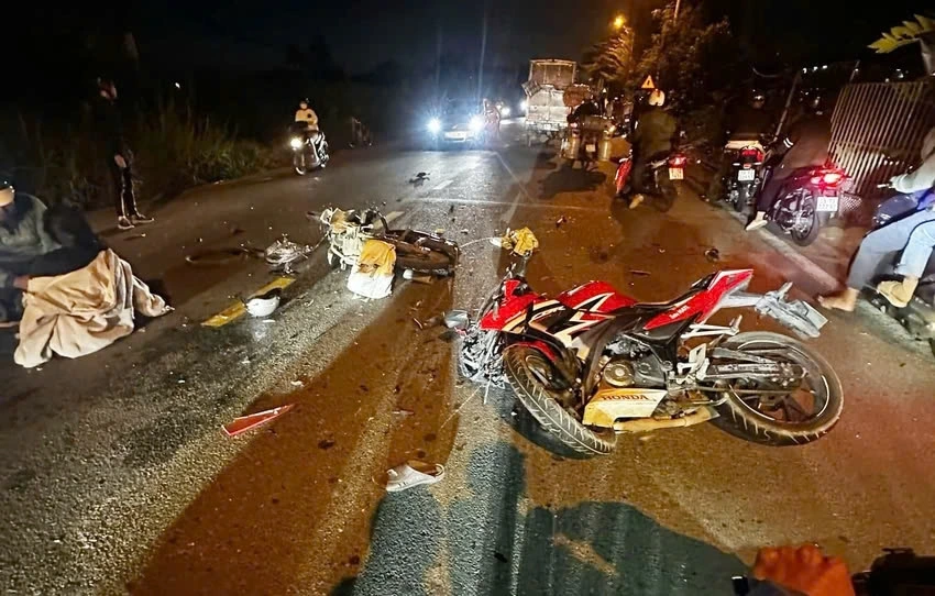 Hiện trường bốn xe máy tông liên hoàn trên Tỉnh lộ 15, huyện Củ Chi khiến nhiều người bị thương. Ảnh: N Lâm