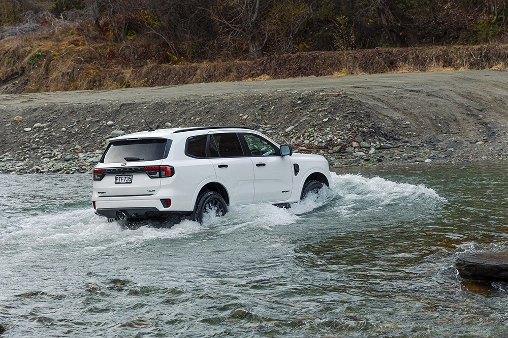 Các tài xế nên đọc kỹ sách “Hướng dẫn sử dụng xe” trước khi lái xe off-road, nắm bắt độ khó của địa hình và sử dụng thiết bị an toàn phù hợp.