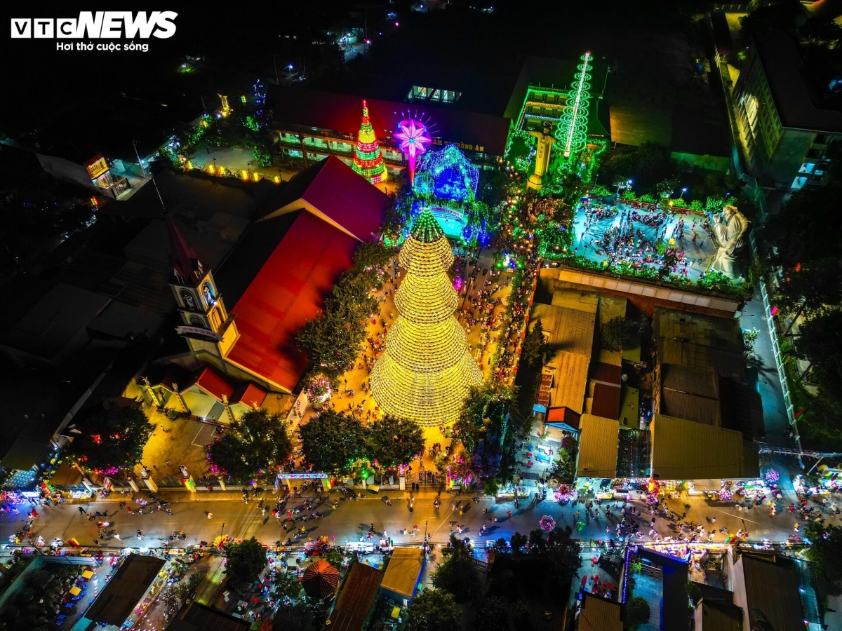 A giant pine tree with four layers of conical hats has been put on display as part of the buildup to Christmas 2025 at Ha Phat Church in Bien Hoa town of Dong Nai province, a gateway to Ho Chi Minh City.