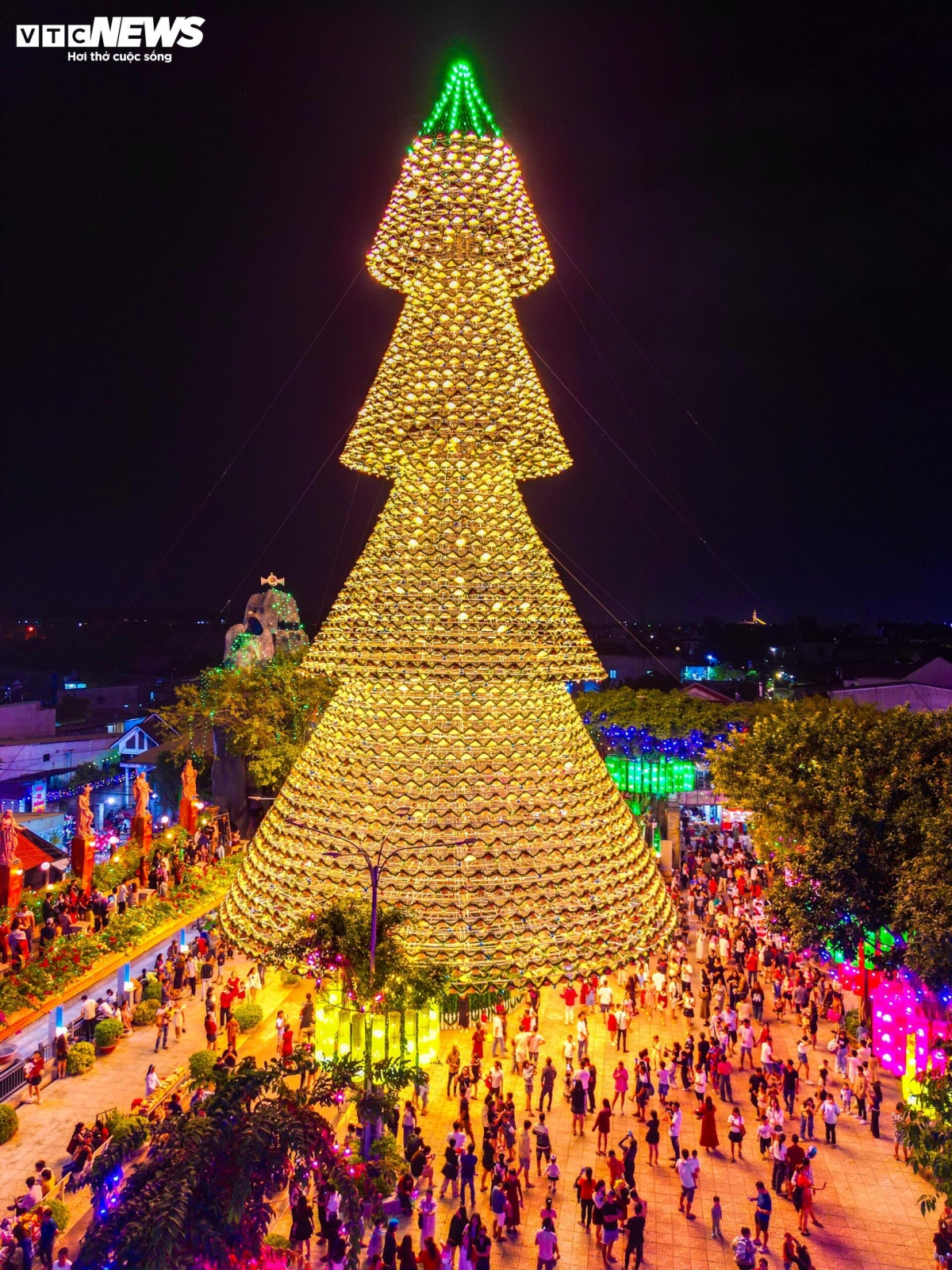 The lighting system is on from 7 p.m. every evening, creating stunning beauty at night.