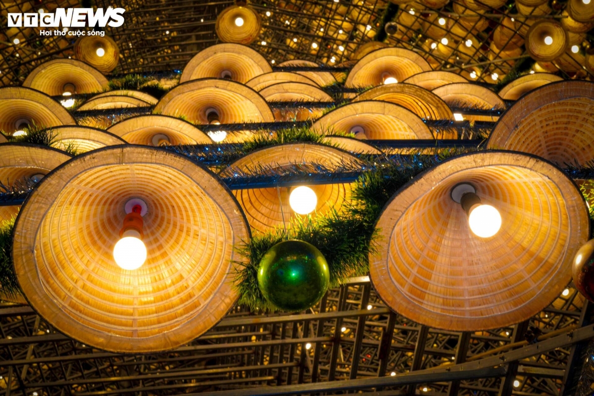 Conical hats have been attached in concentric circles to a metal framework in order to make the tree.