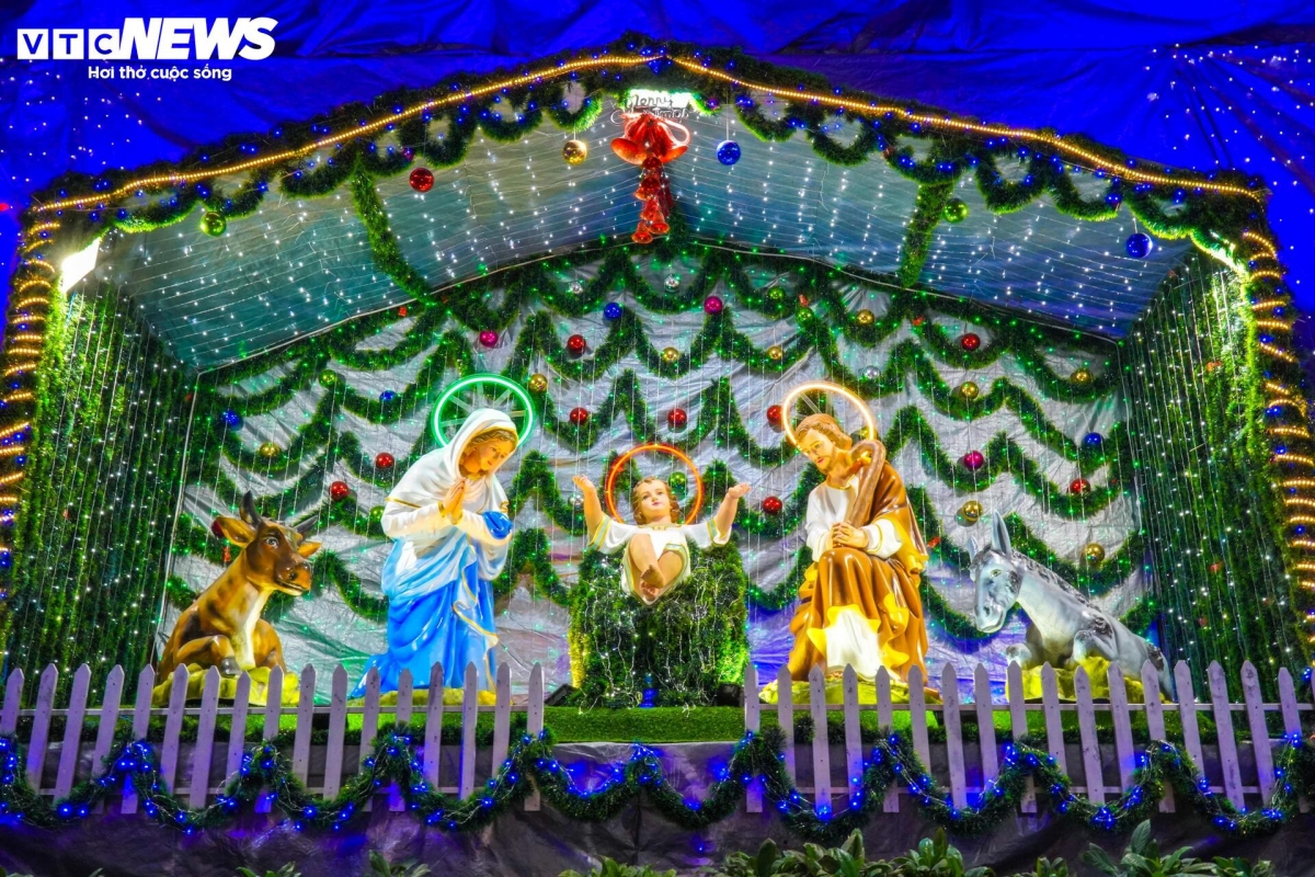 The giant Christmas tree is brilliantly designed, blending lights and colors to create a shimmering, warm atmosphere for the festive season.