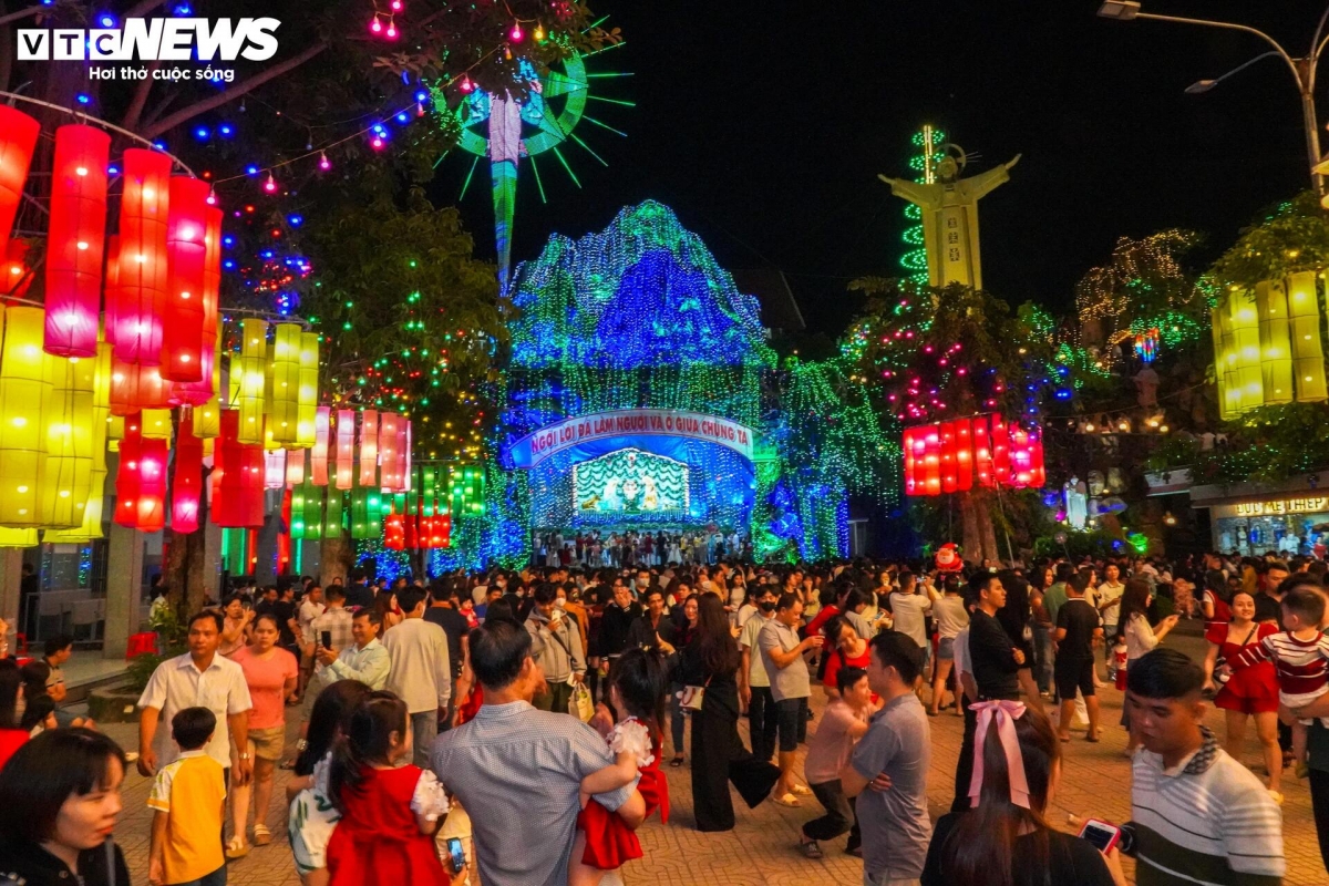 This thoughtful detail enhances the uniqueness of the tree, making it a standout attraction during the Christmas season this year.