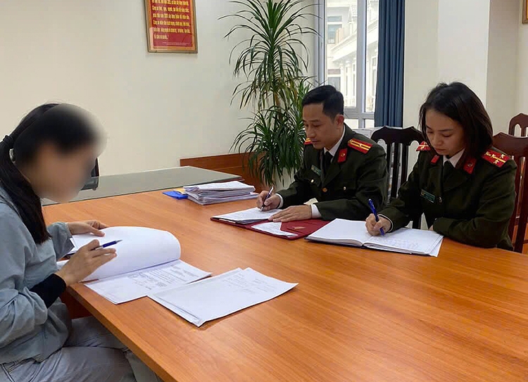 Chị H.T.L ký nhận sai phạm tại trụ sở cơ quan công an