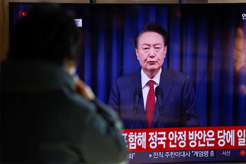 Truyền hình Hàn Quốc phát sóng phát biểu của Tổng thống Yoon Suk Yeol ngày 7/12/2024. Ảnh: Reuters