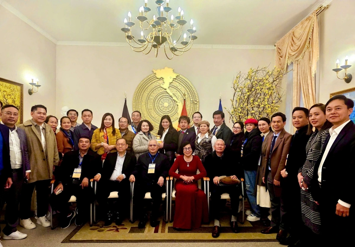 Trong khuôn khổ Hội nghị Thượng đỉnh Khoa học &amp; Kinh tế Toàn cầu tại Đức, đoàn đại biểu Việt Nam tới thăm và làm việc tại Đại sứ quán Việt Nam tại Berlin