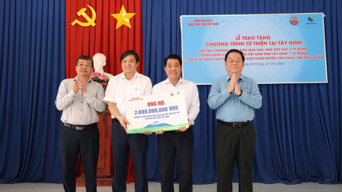 Đoàn ĐBQH Tây Ninh và Tập đoàn Hùng Nhơn trao tặng 2 tỷ đồng hỗ trợ Chương trình xóa nhà tạm, nhà dột nát (Ảnh: T.T)