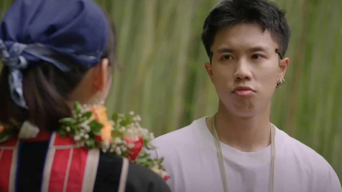Long Vũ vai Chải trong phim "Đi giữa trời rực rỡ". Bộ phim đánh dấu lần đầu Long Vũ đảm nhiệm vai nam chính. Từ những tập đầu lên sóng, màn thể hiện của Long Vũ (vai Chải) nhận phản ứng tích cực, được “đẩy thuyền” nhiệt tình với bạn diễn Thu Hà Ceri (vai Pu).  Được biết, vai Chải trong "Đi giữa trời rực rỡ" đánh dấu sự trở lại của Long Vũ sau nhiều tựa phim giờ vàng ăn khách như: "Cuộc chiến không giới tuyến", "Không ngại cưới chỉ cần một lý do". Trước đó, nam diễn viên chủ yếu đảm nhiệm vai phụ, tích cực học hỏi kinh nghiệm từ các tiền bối như Việt Anh, Hà Việt Dũng, Thu Quỳnh…