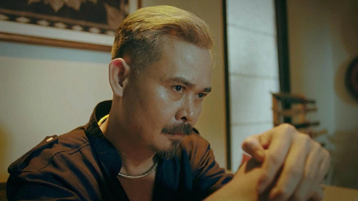Vĩnh Xương vai ông trùm Quân "già" trong phim "Độc đạo". Nghệ sĩ Vĩnh Xương khiến khán giả cảm thấy thú vị bởi ngoại hình là mái tóc dài hơi quái và nét diễn lạnh, toát lên phong thái và tính cách tàn nhẫn của một kẻ máu lạnh, chỉ vì tiền mà bất chấp tất cả. Đặc biệt Quân rất đa nghi. Trước đây, ông ta từng là "đàn em" của Lê Toàn, sau về mở đế chế riêng chuyên buôn ma túy.