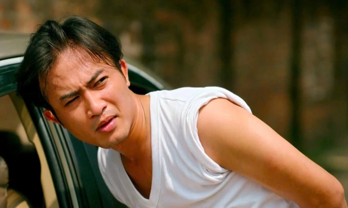 Doãn Quốc Đam - vai Hồng trong phim "Độc đạo". Trong phim, Doãn Quốc Đam vào vai Hồng - con nuôi của ông trùm Lê Toàn. Dù là con nuôi nhưng với Khương "liều" - con trai ruột của Lê Toàn, Hồng luôn yêu thương và bảo vệ như em ruột. Khương cũng dành sự yêu quý và tôn trọng anh trai hết mực. Họ trở thành cặp bài trùng trong nhiều tình huống, hoàn cảnh cam go để bảo vệ gia đình, bảo vệ bà Mộc sau khi Lê Toàn qua đời.