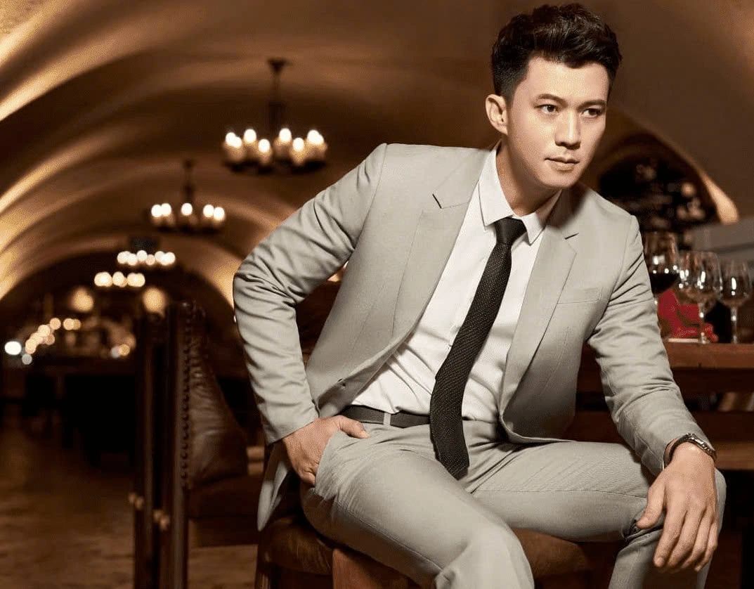 Hà Việt Dũng - vai cảnh sát tên Long trong phim "Độc đạo". Sau 2 năm từ Bão ngầm, Hà Việt Dũng trở lại với vai công an Long trong Độc đạo, lên sóng đầu tháng 9. Hà Việt Dũng chia sẻ việc hóa thân vào vai chính diện, nhất là hình tượng công an thách thức anh nhiều hơn khi phải đảm bảo chuẩn tác phong của người trong nghề.