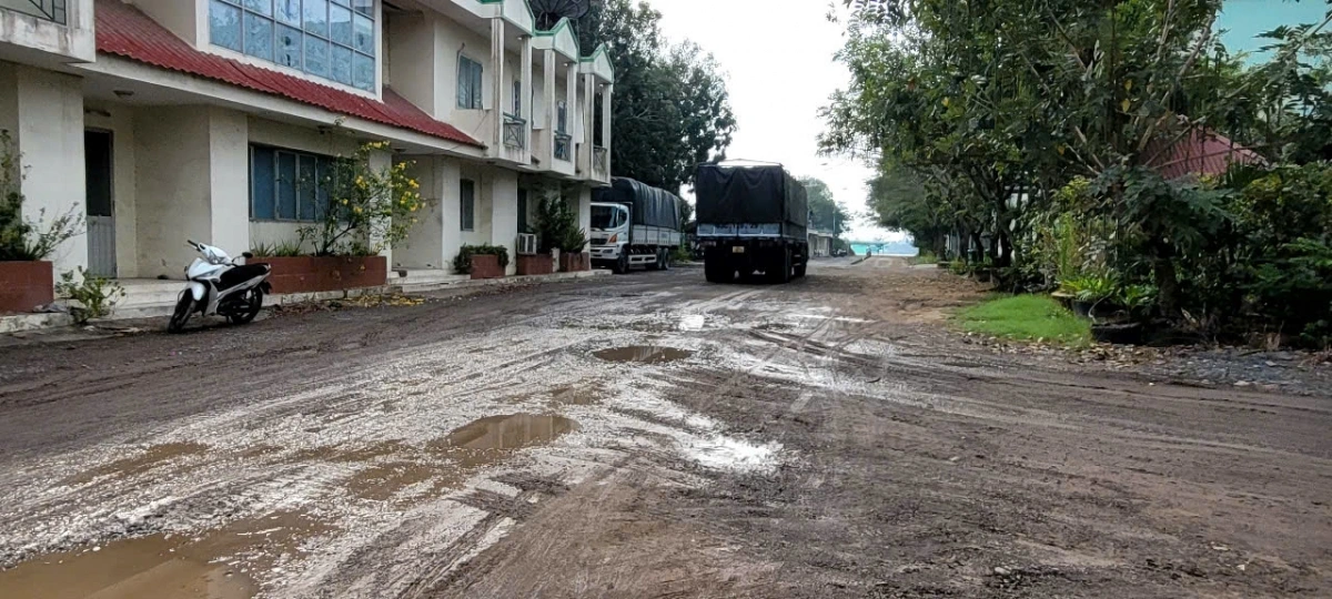 Phía bên trong xí nghiệp Việt Nguyên đường giao thông nội bộ xuống cấp, hư hỏng làm phát sinh khói bụi