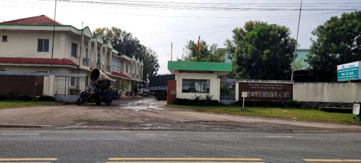 Ngay cổng xí nghiệp chế biến gạo Việt Nguyên mưa thì sình lầy, nắng khói bụi mịt mù