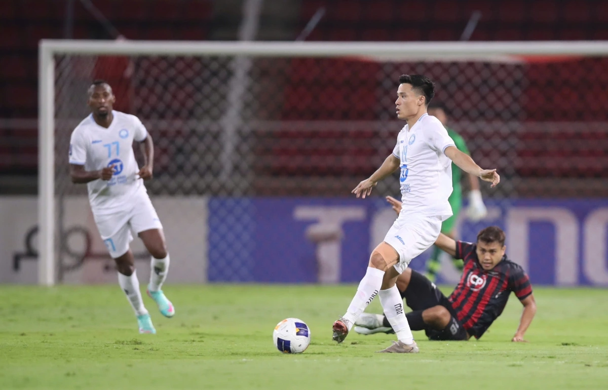 Nam Định đang có thế trận tốt trước Bangkok Utd.