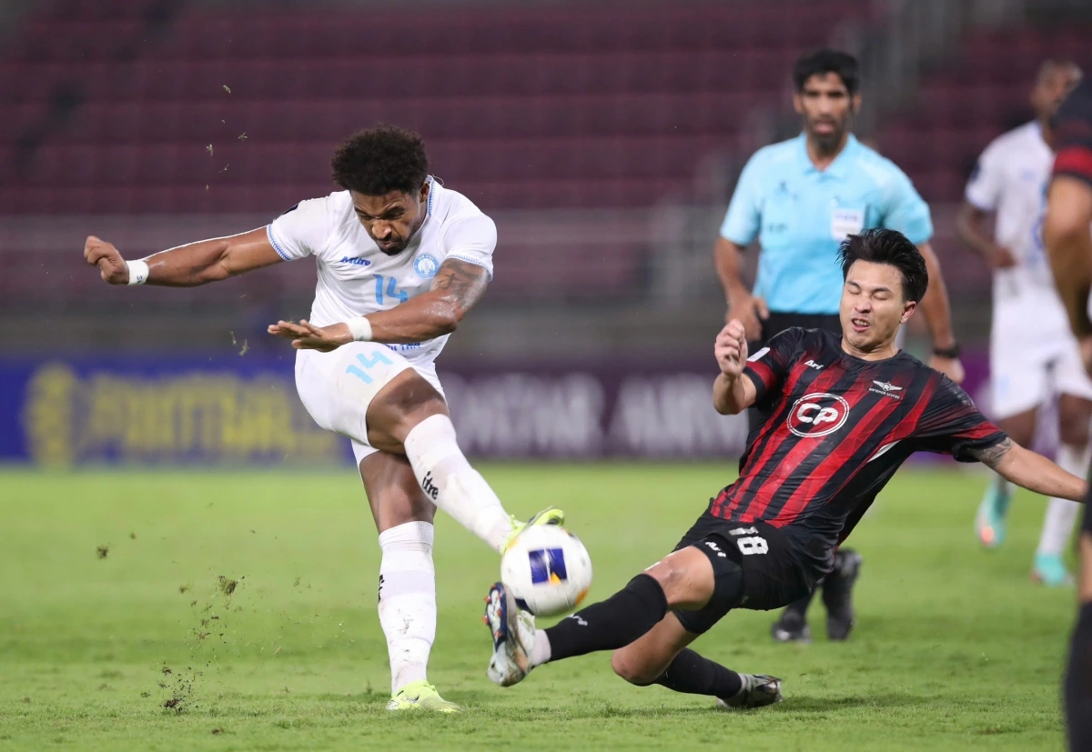 Xuân Son đang chơi rất nỗ lực.