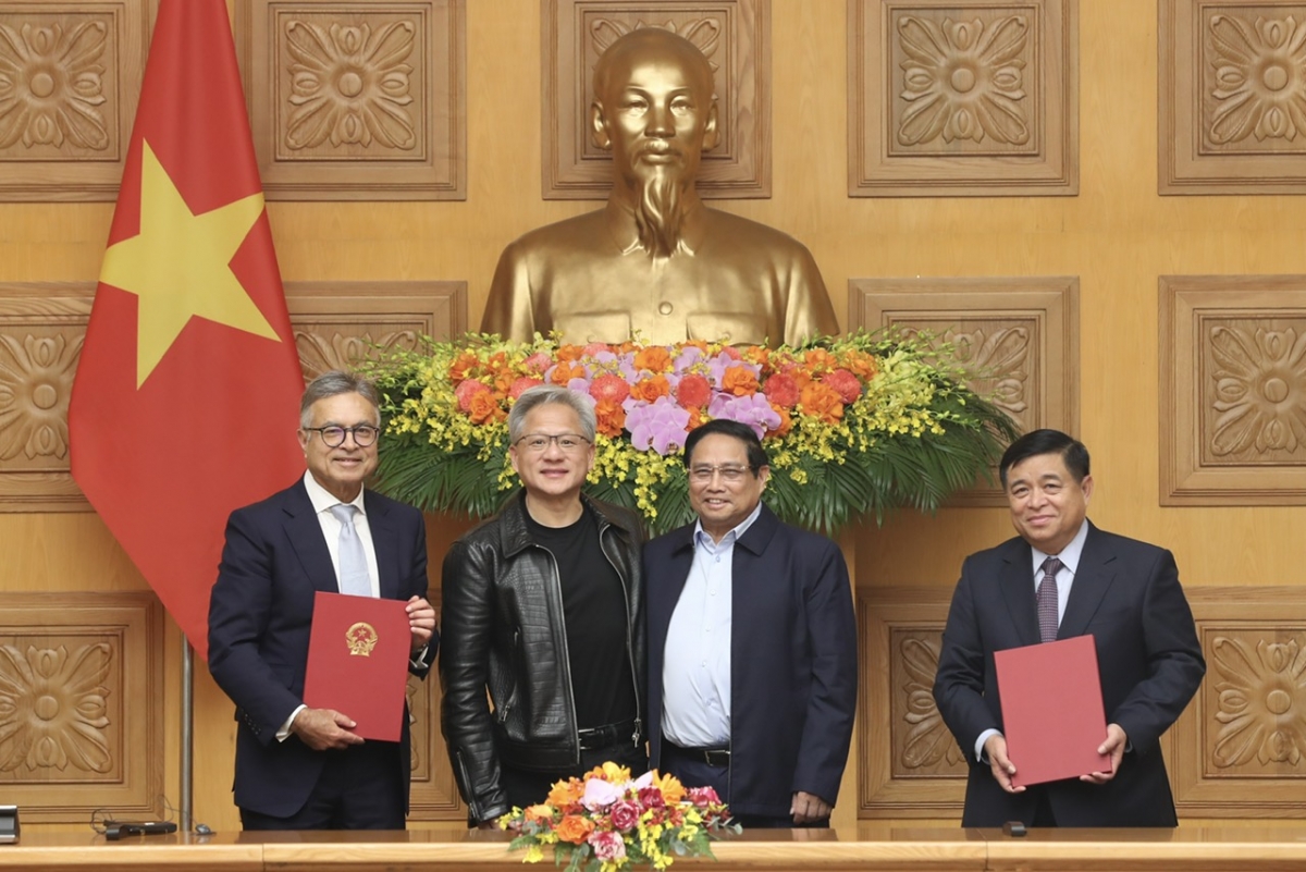 Thoả thuận được ký kết giữa Bộ trưởng Bộ Kế hoạch và Đầu tư Nguyễn Chí Dũng - đại diện Chính phủ Việt Nam và ông Jay Puri Phó Chủ tịch Điều hành Phụ trách Hoạt động Toàn cầu NVIDIA.