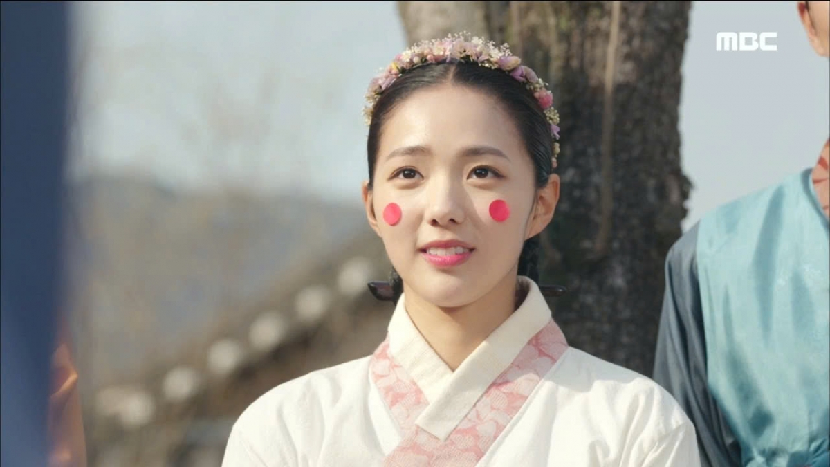 So với thuở mới đi diễn, nhan sắc của Chae Soo Bin sau quãng thời gian 10 năm không thay đổi quá nhiều. Vẻ tươi trẻ rạng ngời của cô ở tuổi 30 thực sự đáng ngưỡng mộ