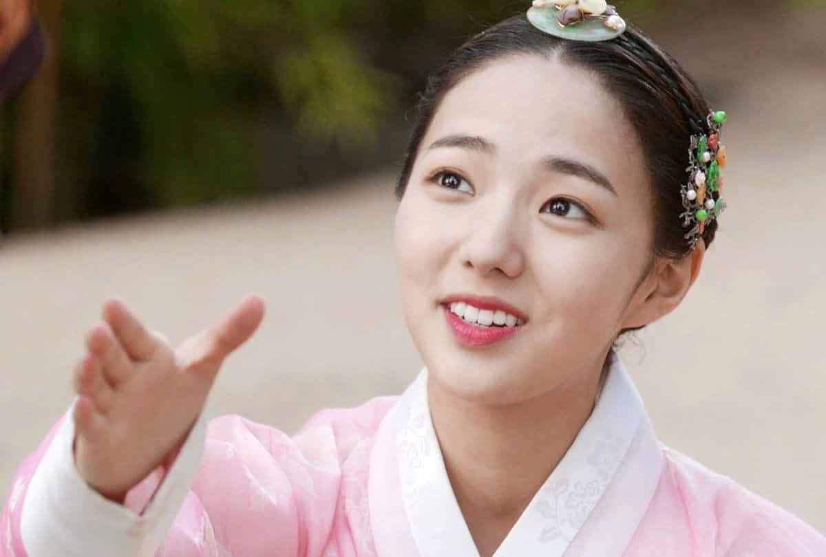 .Về đời tư, nữ diễn viên chưa từng công khai hẹn hò. Cô vướng tin đồn tình cảm với cầu thủ bóng chày chuyên nghiệp Koo Ja-wook của Samsung Lions năm 2015. Suy đoán nổ ra khi bức ảnh trên Instagram chụp cảnh Koo Ja-wook tay trong tay đi bộ với người phụ nữ được cho là Chae Soo Bin gần ga Seoul gây xôn xao thời điểm đó.
