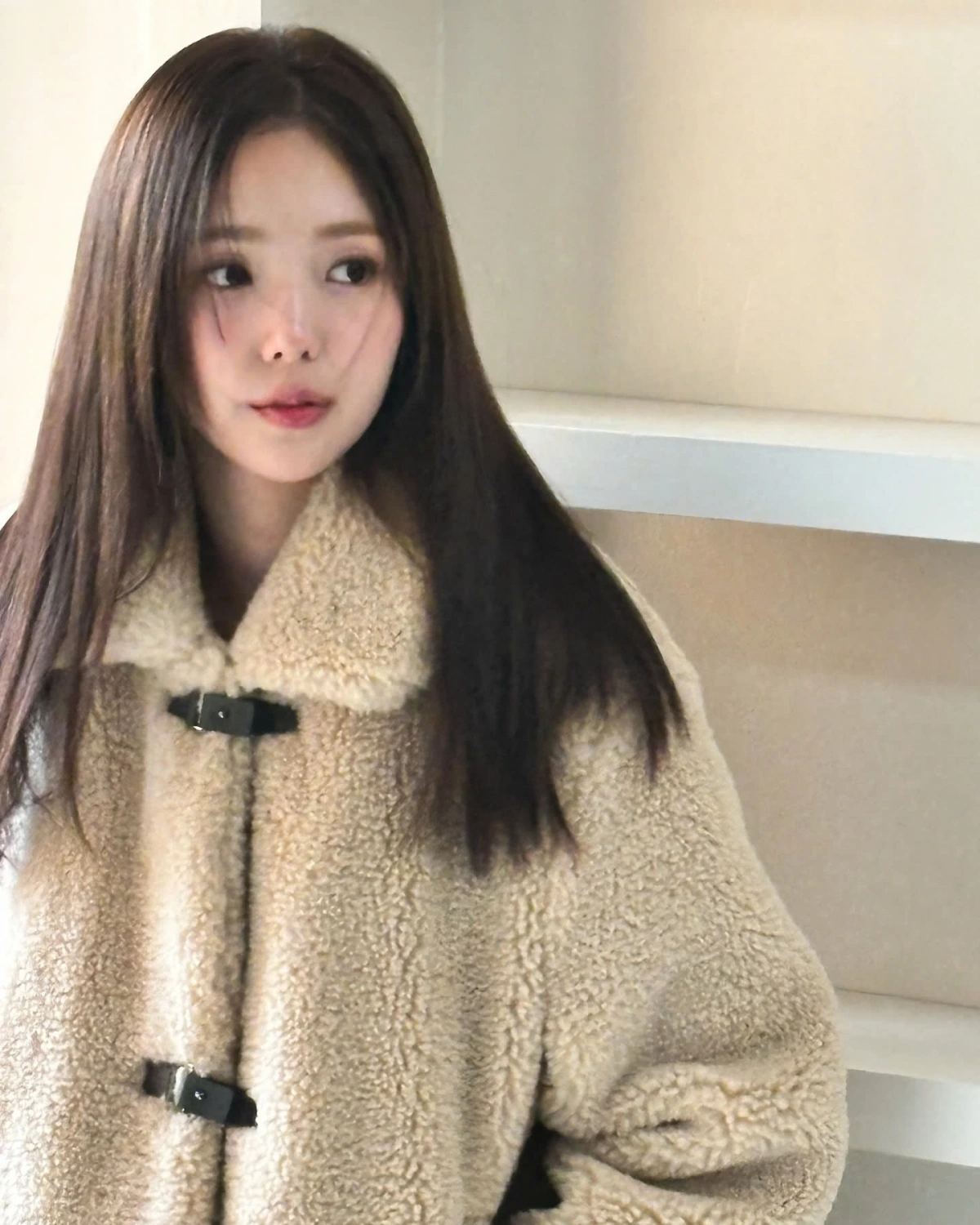 Chae Soo Bin vẫn luôn biết cách làm mới hình ảnh của mình qua những kiểu tóc và màu son nổi bật. Từ mái tóc bob ngắn, mái ngang nữ tính đến kiểu tóc dài uốn xoăn độc đáo, mỗi lần thay đổi của cô nàng đều mang đến một hình ảnh mới lạ nhưng vẫn giữ được sự hài hòa của đường nét của khuôn mặt.