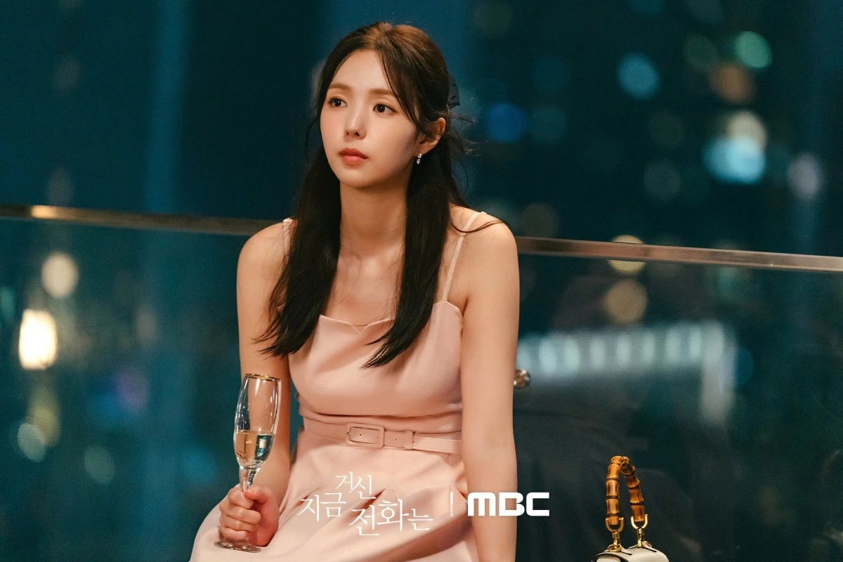 Chae Soo Bin đang là cái tên gây sốt khi đóng cặp cùng Yoo Yeon Seok trong bộ phim ngôn tình lãng mạn When the phone rings (Tựa Việt: Khi điện thoại đổ chuông). Trong phim, cô hóa thân thành Hong Hee Joo - con riêng của ông trùm truyền thông và có hôn nhân sắp đặt với Baek Sa Eon (Yoo Yeon Seok) - phát ngôn viên trẻ tuổi nhất Nhà Xanh. Hee Joo mất khả năng nói sau tai nạn thời thơ ấu, suốt 3 năm hôn nhân, hai vợ chồng giữ khoảng cách và giữ kín danh tính trước truyền thông.