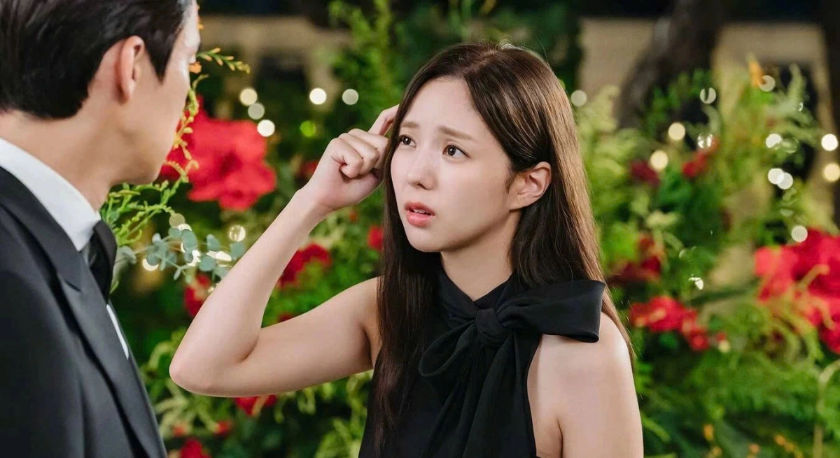 Vai diễn của Chae Soo Bin là một phiên dịch viên ngôn ngữ ký hiệu cho đài truyền hình và tòa án. Cô đã mất giọng nói do trầm cảm. Mối quan hệ của cô và Sa Eon trở nên gắn kết, thân mật hơn sau khi họ nhận được cuộc gọi từ kẻ bắt cóc. Hai tập đầu của phim đan xen nhiều yếu tố, từ tổng tài với lọ lem, liên hôn chính trị, cưới trước yêu sau với tình tiết kịch tính. Nhờ đó, phim nhận được yêu thích từ khán giả.