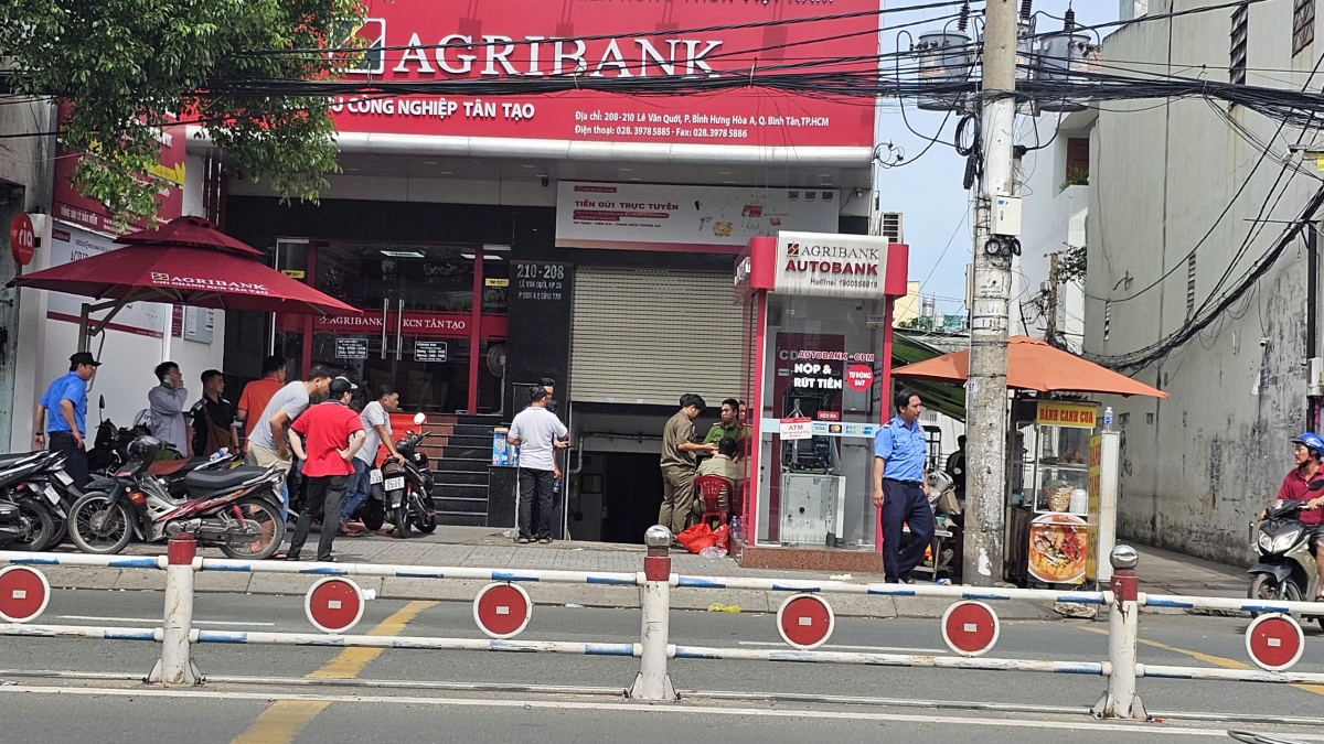 Tới trưa ngày 8/12, lực lượng chức năng vẫn đang làm việc tại hiện trường, điều tra vụ việc (Ảnh: T.K)