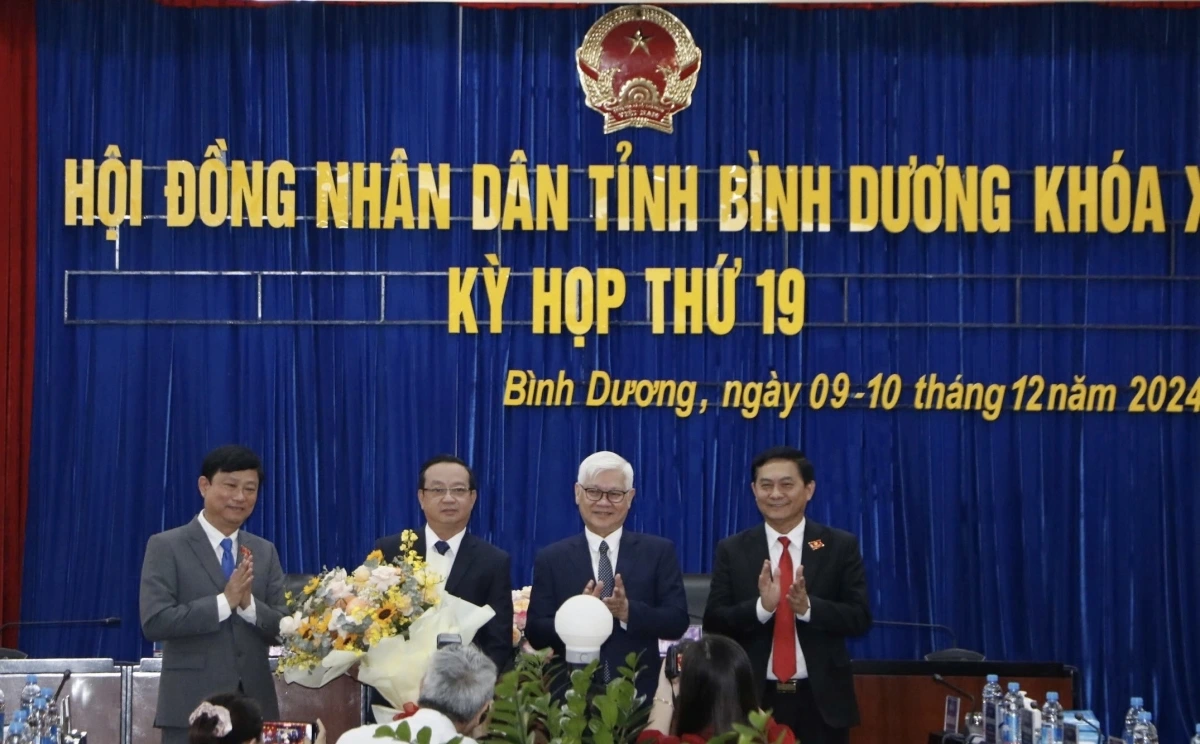 Lãnh đạo tỉnh Bình Dương tặng hoa chúc mừng tân Phó Chủ tịch UBND tỉnh (ảnh: ĐC)