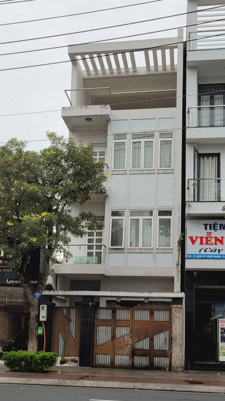 Tòa nhà công vụ cao tầng của tỉnh Tiền Giang tại mặt tiền đường Nam Kỳ Khởi Nghĩa TP. Mỹ Tho "bỏ hoang" trong nhiều năm gây bức xúc trong nhân dân.