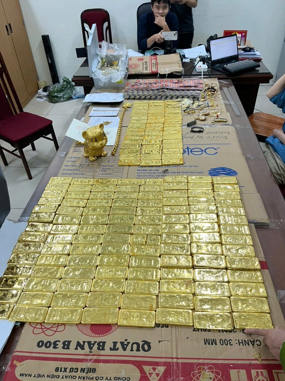 Tổng cộng có đến 890 miếng vàng SJC và 246 kg vàng nguyên khối.
