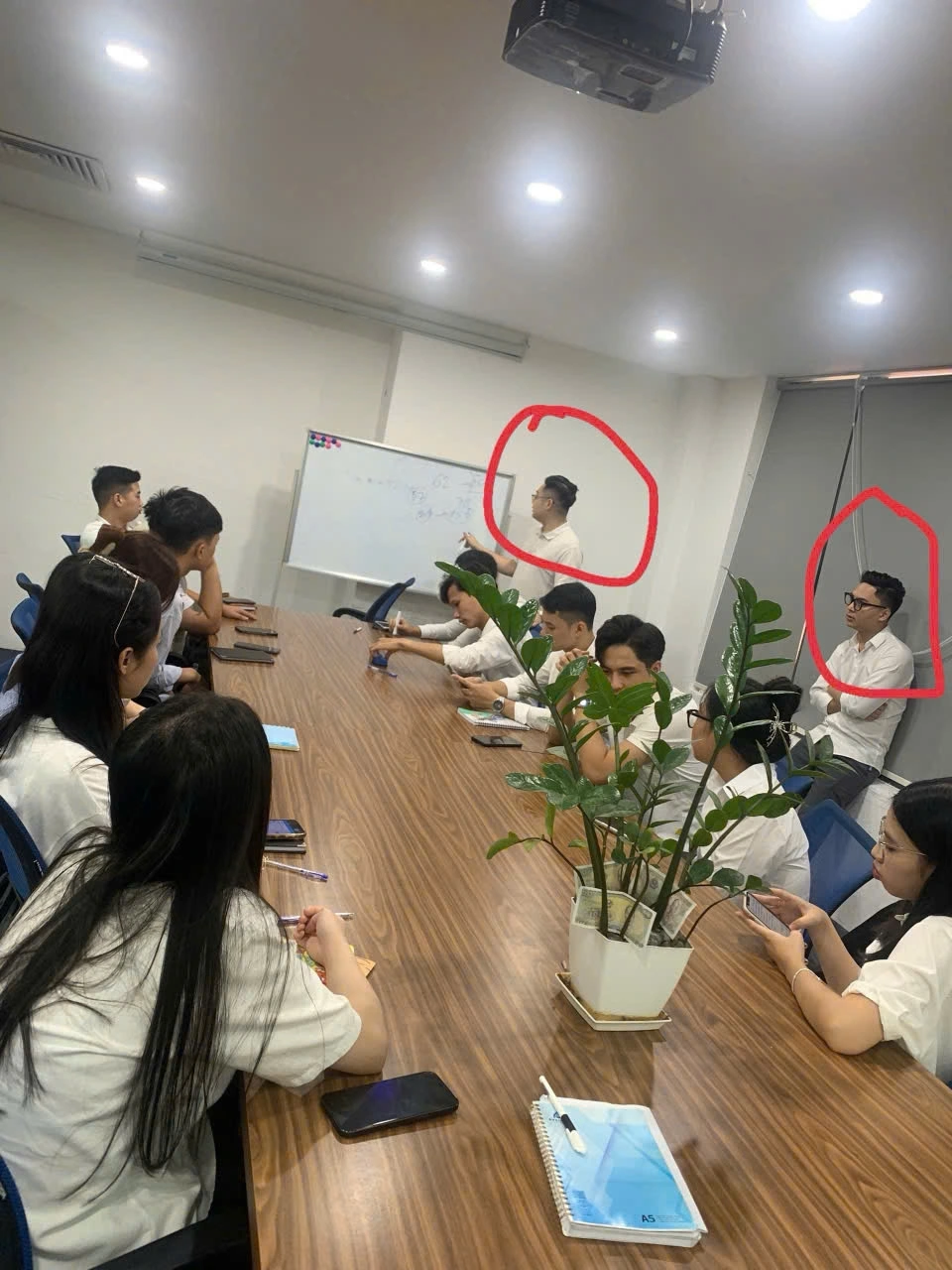 Các đối tượng đã tạo lập, quản lý 5 trang mạng có giao diện tiếng anh để người tham gia hiểu lầm là giao dịch trên các sàn quốc tế, có uy tín, tạo niềm tin cho các nhà đầu tư. Các trang mạng này về bản chất đều đã được lập trình, gắn với các tài khoản ngân hàng của các đối tượng quản lý.