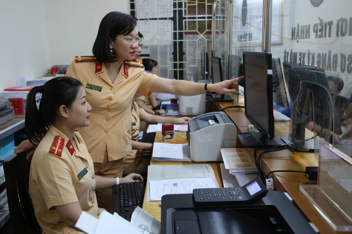 Để đơn giản hóa tối đa các thủ tục hành chính trong lĩnh vực đăng ký xe, kể từ 1/1/2025 chủ xe là công dân Việt Nam có tài khoản VNeID mức 2 sẽ thực hiện đăng ký xe toàn trình đối với xe nhập khẩu.