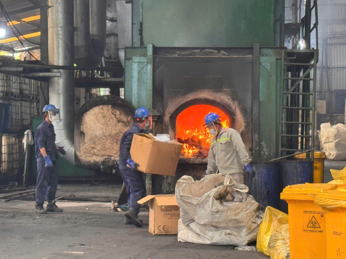 Quá trình tiêu hủy được thực hiện bằng phương pháp đốt trong lò đốt 2ai cấp, có hệ thống xử lý khí thải đồng bộ (Ảnh: QLTT)