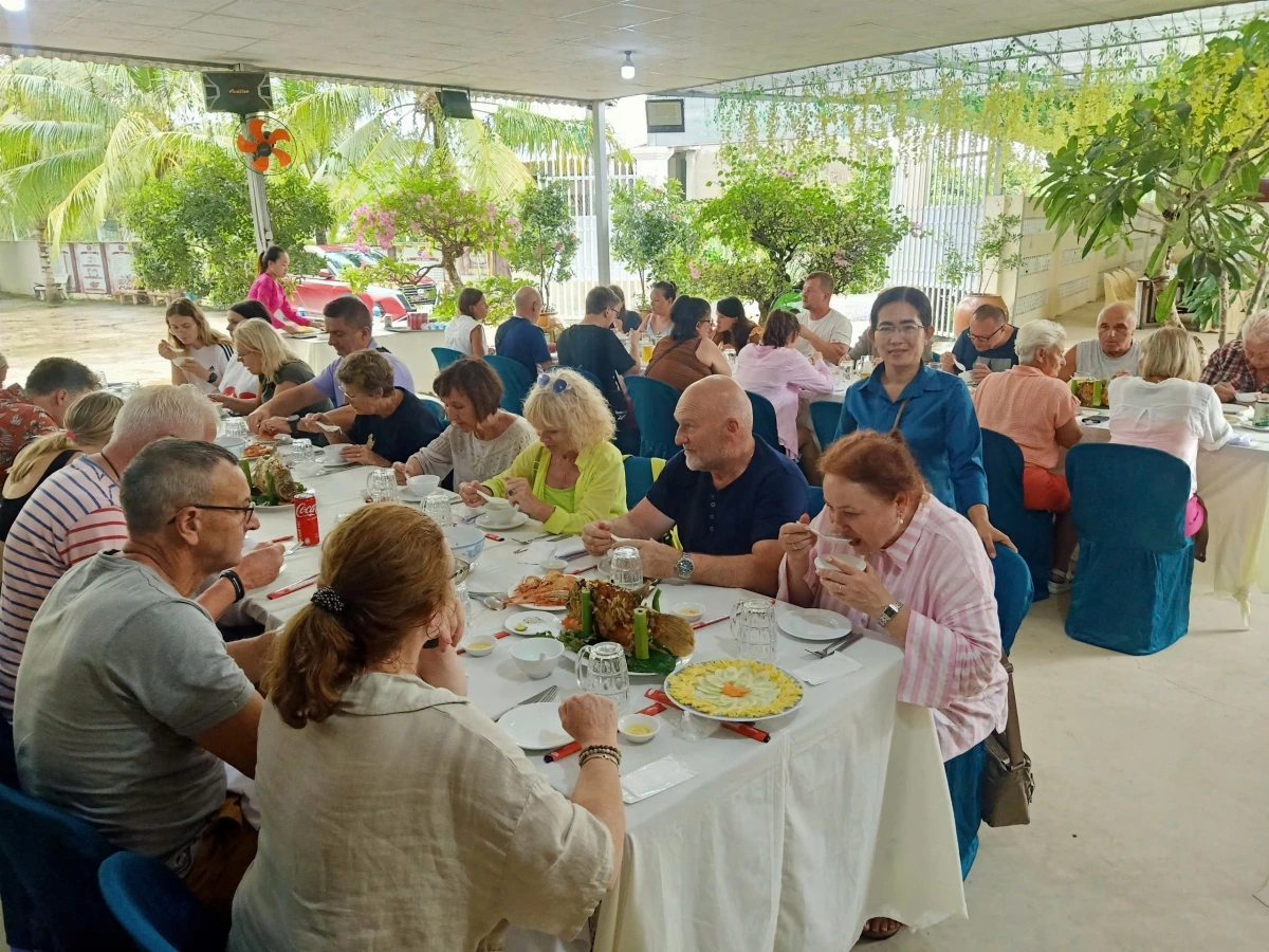 Khách tham quan tại tỉnh Tiền Giang được thưởng thức các món ăn "cây nhà, lá vườn".