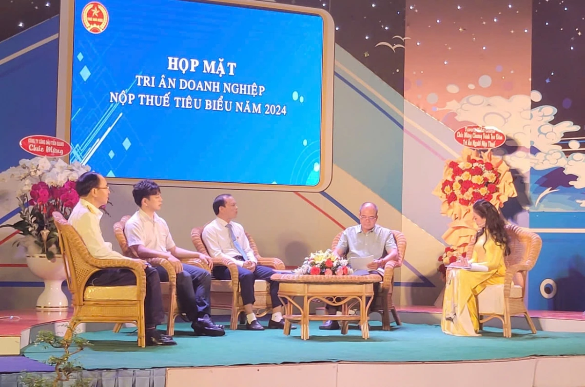 Lãnh đạo Cục thuế Tiền Giang và chủ các doanh nghiệp chia sẻ về việc thu và nộp thuế