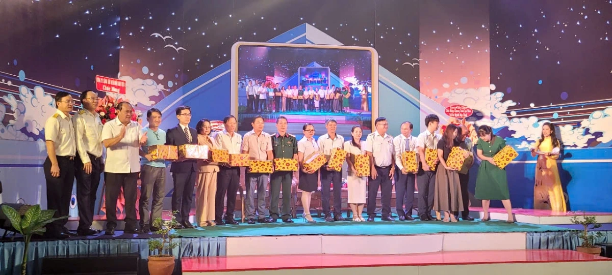 Các doanh nghiệp nộp thuế tiêu biểu được tri ân, biểu dương