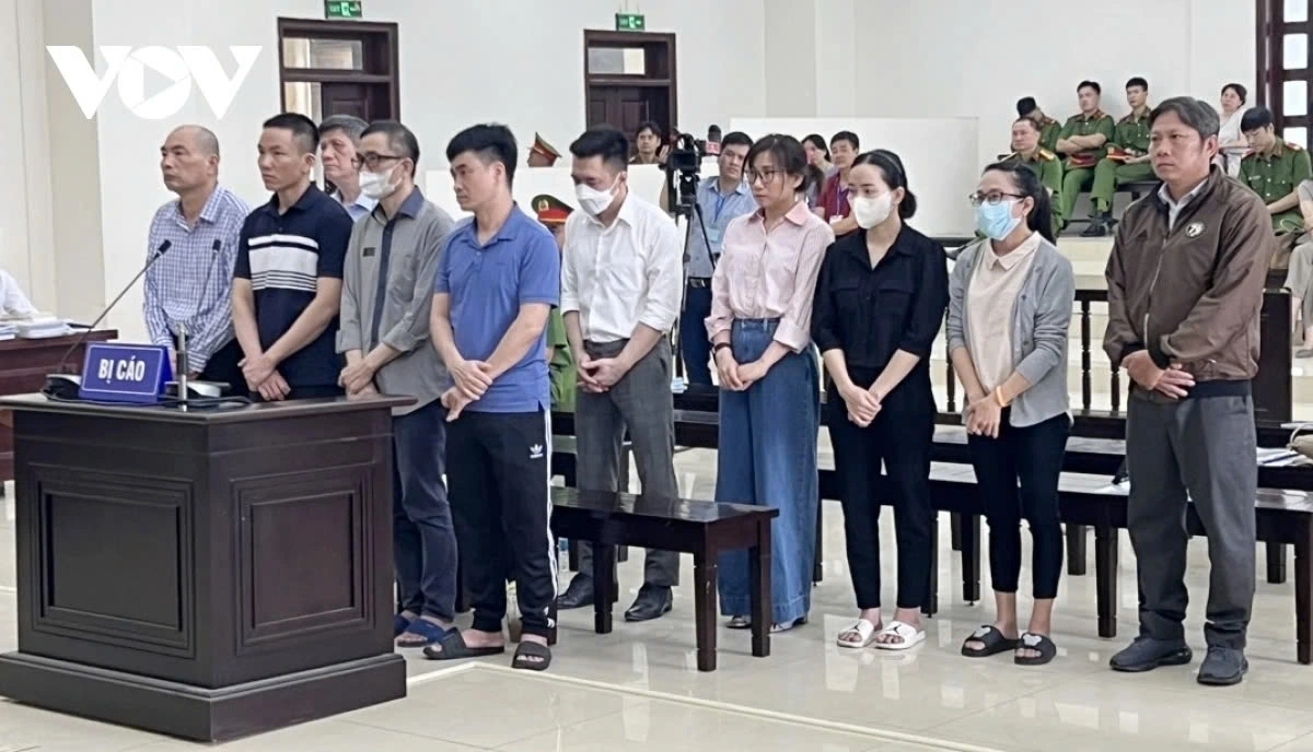 Theo đó, cựu Bộ trưởng Bộ Y tế Nguyễn Thanh Long được toà phúc thẩm tuyên giảm án 1 năm tù so với án sơ thẩm (từ 18 năm tù xuống còn 17 năm tù về tội Nhận hối lộ). Đáng chú ý, cựu Phó trưởng Phòng Tài chính Kế toán CDC Bình Dương Nguyễn Thanh Phong được toà phúc thẩm tuyên miễn trách nhiệm hình sự. 