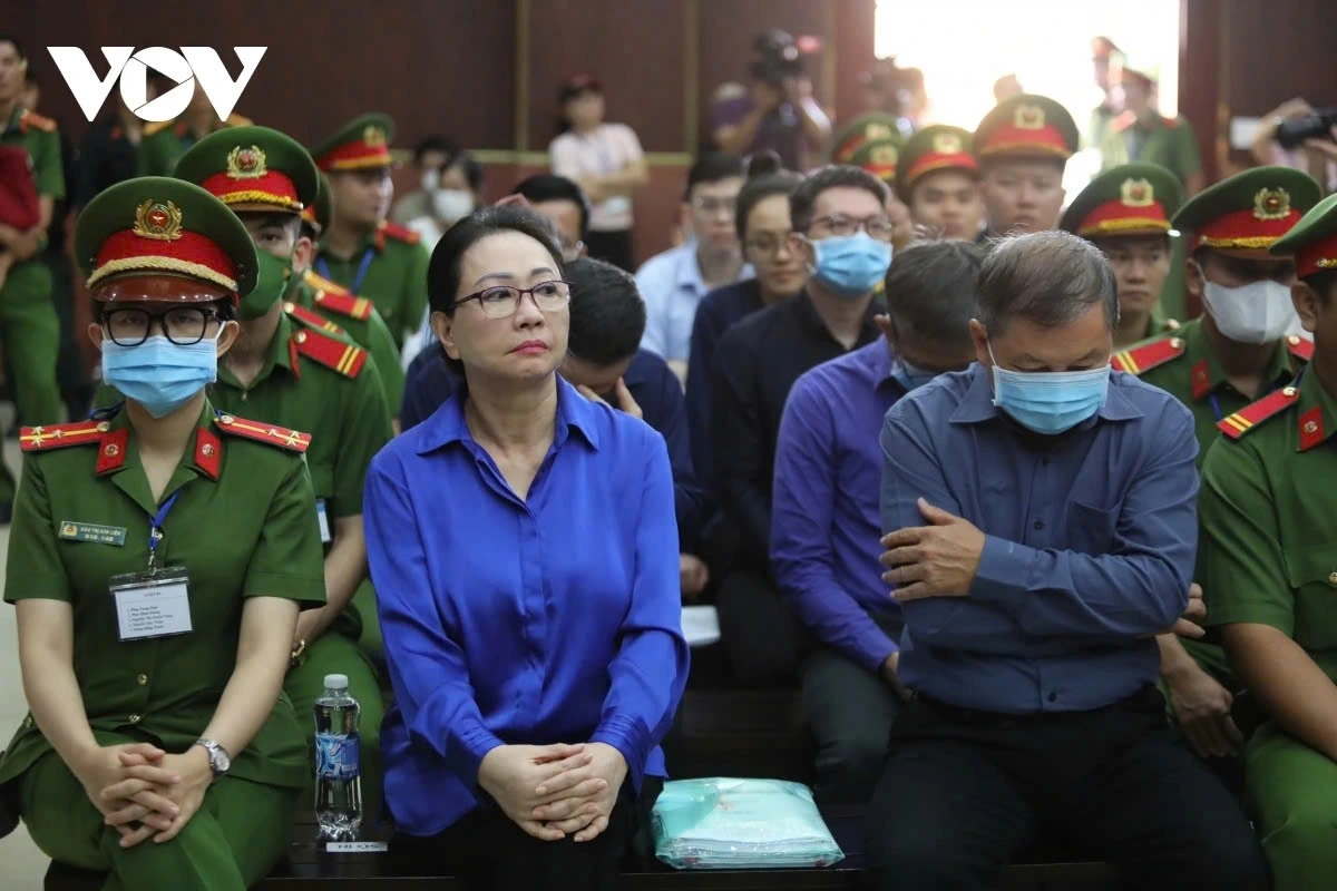 Về thiệt hại của vụ án: Từ năm 2012 - 2022, ngân hàng SCB đã giải ngân cho nhóm bị cáo Trương Mỹ Lan hơn 2.500 khoản vay với tổng số tiền hơn 1 triệu tỷ đồng, chiếm 93% số tiền cho vay của ngân hàng. Đến năm 2022, nhóm bị cáo Lan còn 1.284 khoản vay, dư nợ tại SCB hơn 677.000 tỷ đồng (gần 484.000 tỷ đồng dư nợ gốc, hơn 193.000 tỷ tiền lãi), nằm trong nhóm không có khả năng thu hồi.