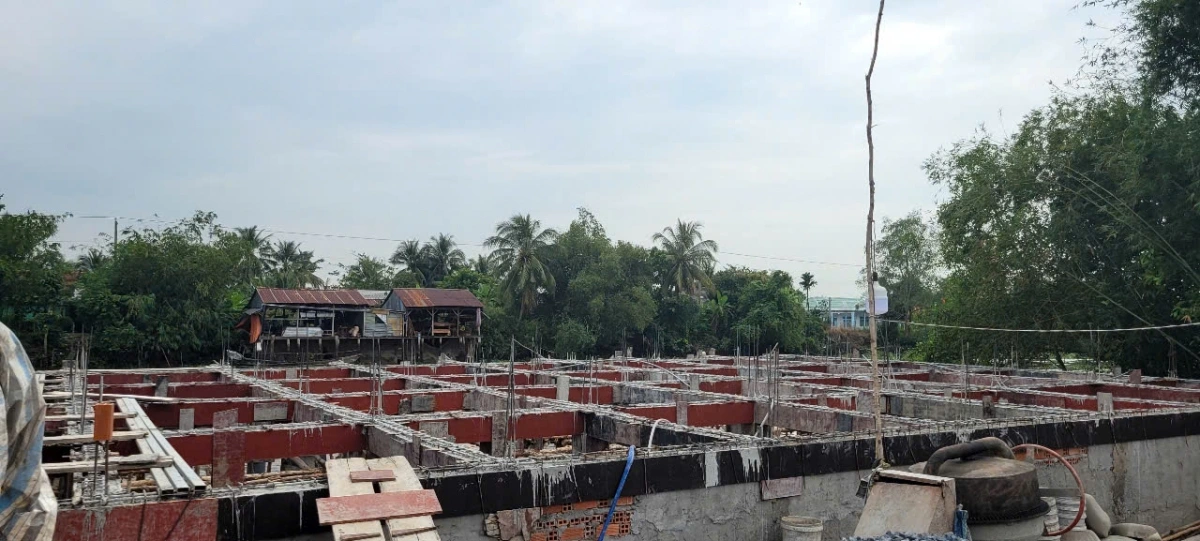 Một công trình vừa xây phần móng rất kiên cố, chính quyền địa phương vẫn chưa có biện pháp ngăn chặn