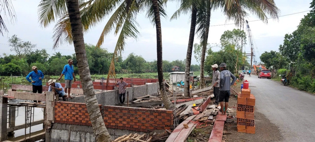 Người dân xã Hòa Khánh, huyện Cái Bè tự ý xây nhà trái phép ven kênh 28