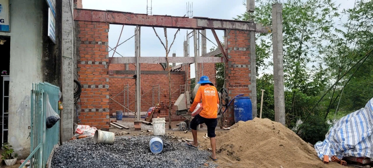 Một ngôi nhà đang xây dựng lấn chiếm hành lang an toàn đường thủy vẫn tiến hành thi công bình thường